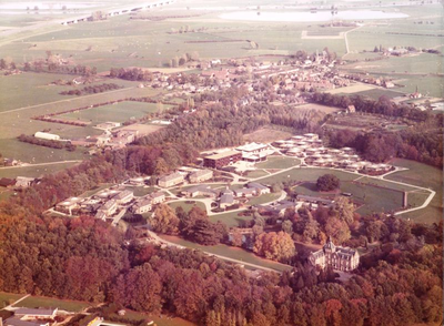 220212 Luchtfoto van gebouwen en terrein van De Lathmer, Wilp