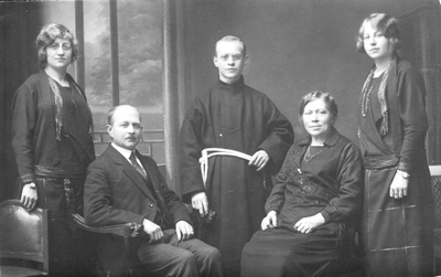 220281 Familieportret van broeder Johannes van Belkom na zijn intrede in Huize Padua, Boekel