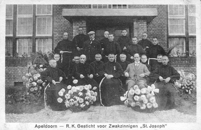 220294 Broeder Michiel van Beurden bij een jubileumviering in Huize St. Joseph, Apeldoorn