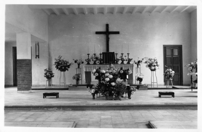 267032 Bloemversiering bij het altaar in de vernieuwde kapel van het internaat Maria Mediatrix te Azelo