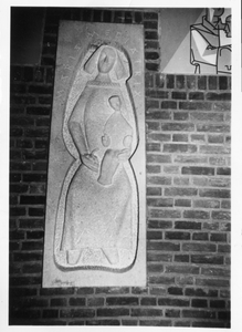 267034 Plaquette van Maria op een muur van het internaat Maria Mediatrix te Azelo