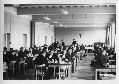 267068 Fraters, docenten en leerlingen tijdens een middagmaaltijd in de refter van het internaat Maria Mediatrix te Azelo
