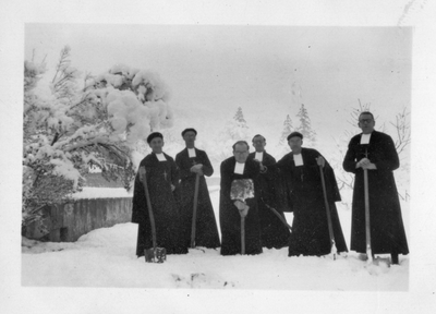 267076 Fraters van het internaat Maria Mediatrix te Azelo tijdens een vakantie in Zuid-Frankrijk in de sneeuw