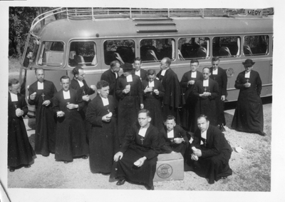 267081 Fraters van het internaat Maria Mediatrix te Azelo voor een bus, vermoedelijk op reis door Italië