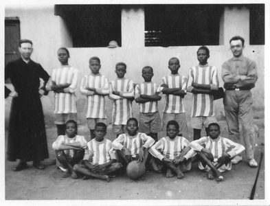 161244 Een voetbalteam van de missiepost te Morogoro (Tanzania)