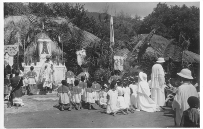 161247 Mis en processie in de openlucht bij de missiepost te Morogoro (Tanzania)
