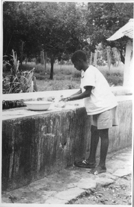 161252 Een seminarist doet de was in de missiepost te Morogoro (Tanzania)