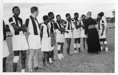 161256 Klaar voor de voetbalwedstrijd te Morogoro (Tanzania)