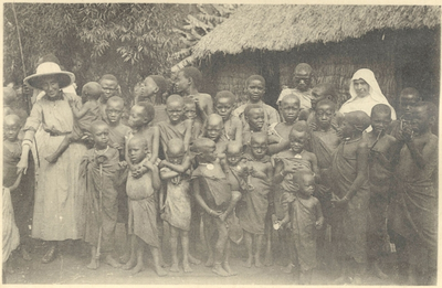 161264 Met de zusters op de foto (Oost-Afrika)