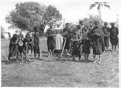 161279 Meisjes van het internaat te Lugoba werken op het veld, Morogoro (Tanzania)