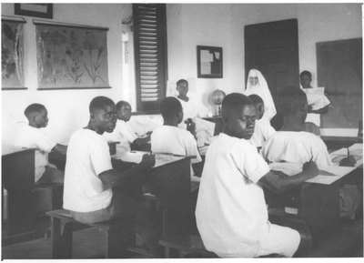 161282 Alle eindexamenkandidaten van de onderwijzersschool in 1945 zijn geslaagd te Morogoro, Bagamoyo (Tanzania)