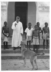 161298 Broeder Jacob met enkele jonge seminaristen te Bagamoyo (Tanzania)