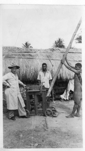 161299 Broeder Guido met enkele jongens werkzaam met een houtversnipperaar te Bagamoyo (Tanzania)