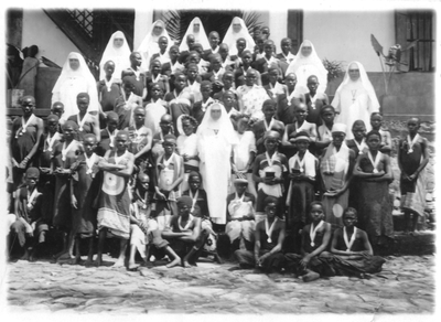 161305 Zusters met de kinderen na de scapulieroplegging (H. Vormsel) in bisdom Morogoro (Tanzania)