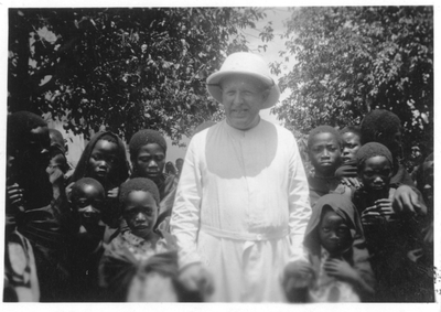 161307 Zuster Vogel met kinderen uit de parochie Mandera in bisdom Morogoro (Tanzania)