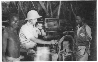 161310 Een broeder geeft instructies in een steenbakkerij in parochie Bigwa, bisdom Morogoro (Tanzania)