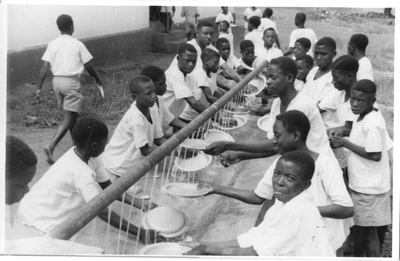 161311 Jongens wassen de vaat in parochie Bigwa, bisdom Morogoro (Tanzania)