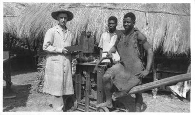 161314 Het vormen van te bakken stenen voor de steenbakkerij in het bisdom Morogoro (Tanzania)
