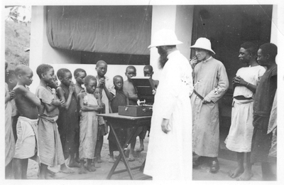 161318 Kinderen luisteren naar een grammofoonplaat in de parochie Singisai, bisdom Morogoro Tanzania