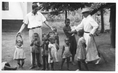 161325 Paters met kinderen van de parochie Tangeni, bisdom Morogoro Tanzania