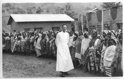 161329 In afwachting van de inwijding kerk in de parochie Tangeni, bisdom Morogoro Tanzania