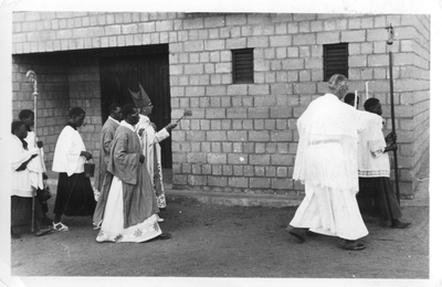 161330 De Bisschop wijdt de nieuwe kerk in, in de parochie Tangeni, bisdom Morogoro Tanzania