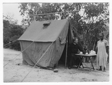 161336 Pater kampeert te Mgeta, Bagamayo (Tanzania)