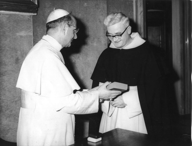 130554 Prof. E.C.F.A. Schillebeeckx o.p. ontvangt een boek tijdens zijn audientie bij Paus Paulus VI