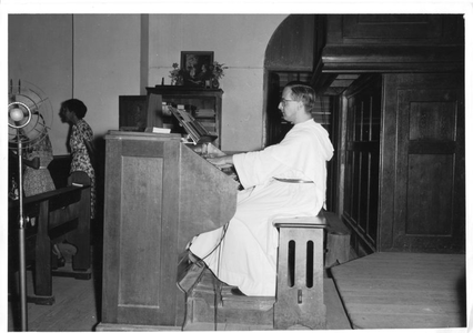 130558 Pater P.B.H.M. Verbeek o.p. bespeelt het orgel tijdens een kerkdienst