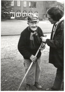 130564 Broeder W. Meijer o.p. op zijn 88ste verjaardag werkend in de tuin van het Albertinum te Nijmegen