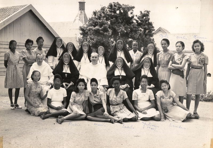 130566 Onderwijzend personeel van het meisjesweeshuis Santa Rosa te Willemstad, Curaçao