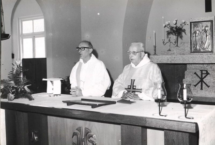 130570 Professiefeest van A.T.P. Schipper o.p. (rechts op de foto) te Curaçao