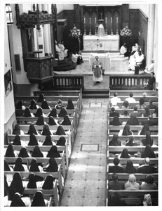130578 Pater N.J.P. van der Meer preekt in de Sint Mary's Cathedral te Kaapstad, Zuid-Afrika