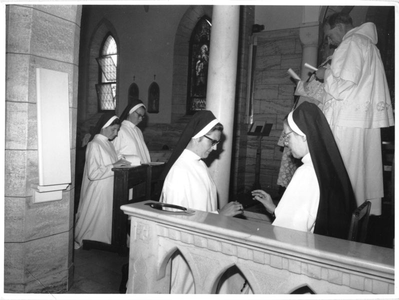 130579 Eeuwige professie van een zuster dominicanes in het Springfield convent te Wijnberg, Kaapstad Zuid-Afrika