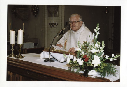130595 Pastoor J.M. Lensen o.p. tijdens de kerkdienst bij zijn afscheid van de parochie te Hertme, gemeente Borne