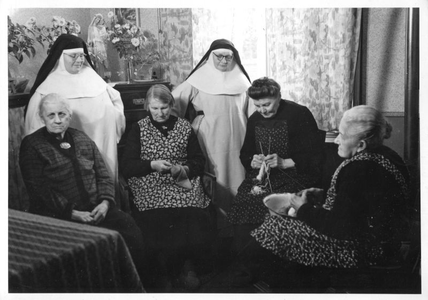 130606 Liefdewerken: Zuster dominicanes bij de oude van dagen (afd. vrouwen) te Sambeek