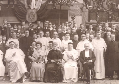 130665 Dominicuscollege Nijmegen: groepsfoto ter gelegenheid van het zilveren priesterfeest van pater J.A.E. Weve