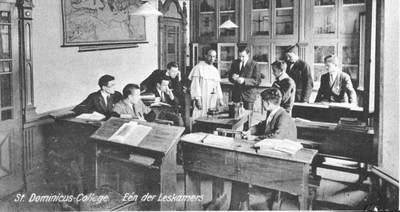 130673 Dominicuscollege Nijmegen: afscheid van het college aan de Lange Nieuwstraat te Nijmegen; één van de leskamers