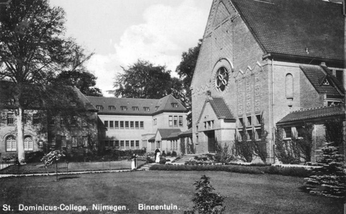 130680 Dominicuscollege in Neerbosch bij Nijmegen: binnentuin