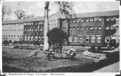 130682 Dominicuscollege in Neerbosch bij Nijmegen: binnentuin
