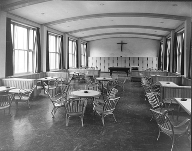 130692 Dominicuscollege in Neerbosch bij Nijmegen: recreatiezaal na nieuwbouw in 1953