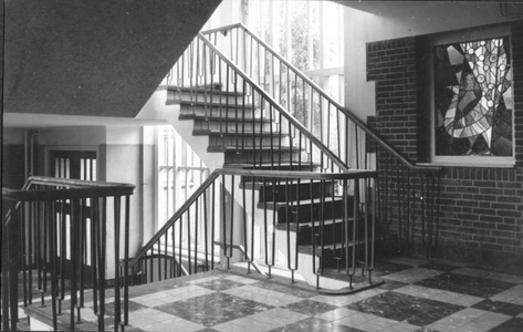 130693 Dominicuscollege in Neerbosch bij Nijmegen: trapportaal na nieuwbouw in 1953