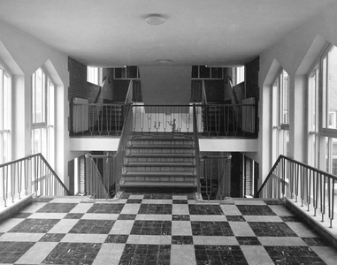 130695 Dominicuscollege in Neerbosch bij Nijmegen: trappenhuis na de nieuwbouw in 1953