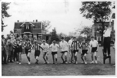 130703 Dominicuscollege in Neerbosch bij Nijmegen: start van de grote cour van de tour de college tijdens de kermis