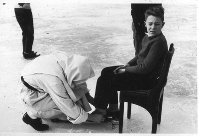 130708 Dominicuscollege in Neerbosch bij Nijmegen: ijsvrij in januari 1961 en schaatsen op de ondergespoten ijsbaan