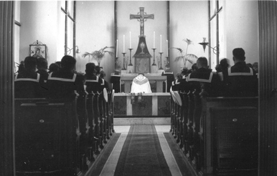 230104 Heilige Mis door aalmoezenier J. Rijnsoever matrozen van de Marine, in een kerk (Suriname)