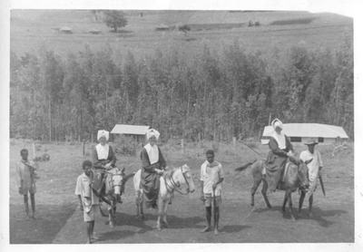 230149 Zusters op ezels houden even halt op weg naar een missiepost (Ethiopië)