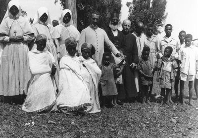 230157 Pater L. Laureijssen met zusters op missiepost in Ethiopië