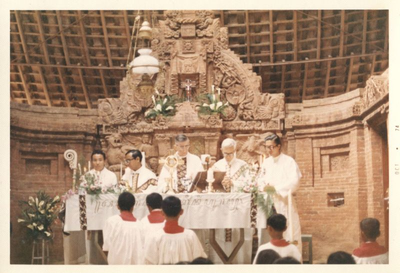 230181 Heilige Mis na restauratie kerk aan de oostkust van Java te Phsarang omgeving Kediri (Indonesië)