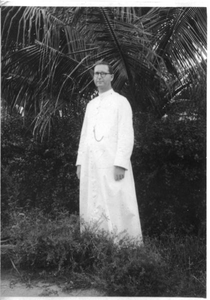 230190 Priester Jan Bervoets poseert bij een sanatorium (Brazilië)